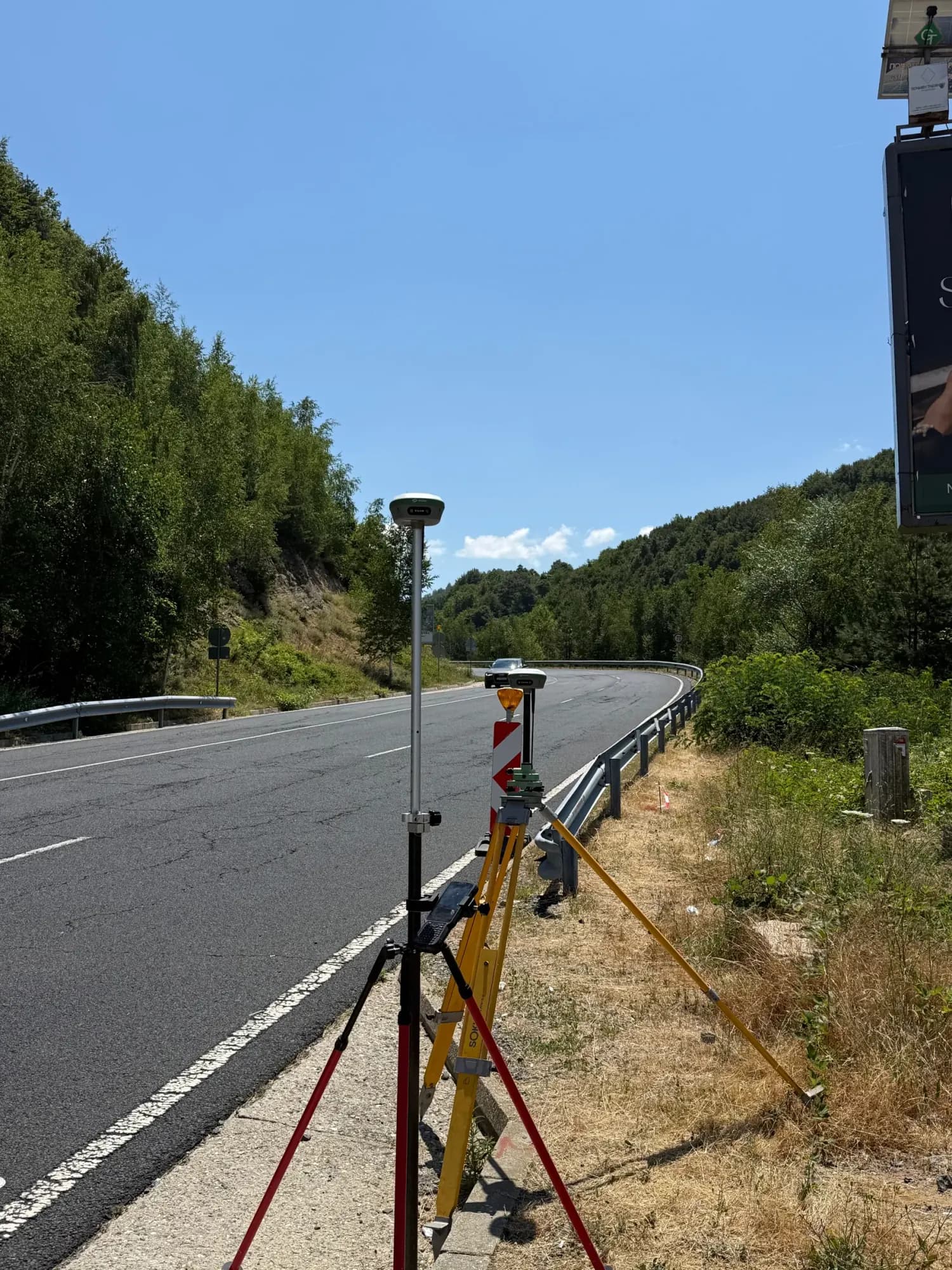 GNSS приемник на статив до крайпътна мантинела при заснемане на пътен участък